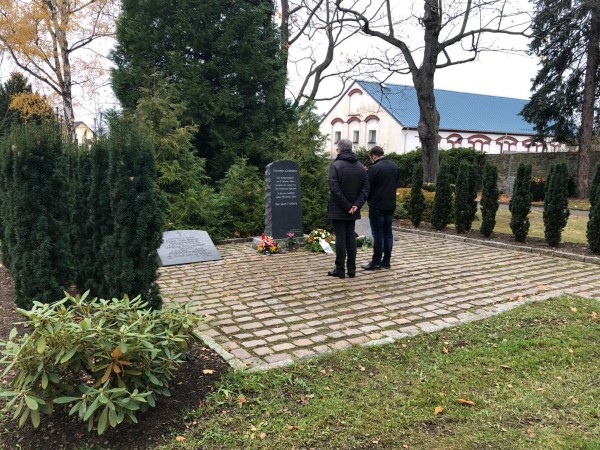 Denkmal für die Opfer des Bombenangriffs 7.Okt. 1944, mit Marko Winter (links) und Rolf Weigand
