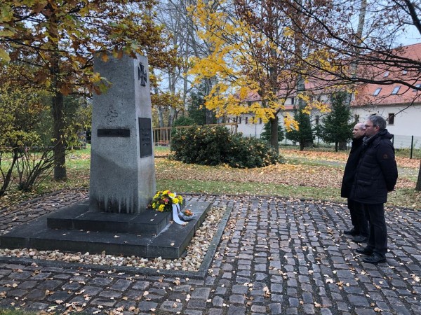 Dieter Reimann (hinten) und Marko Winter (vorn) am Kriegerdenkmal, Johannispark