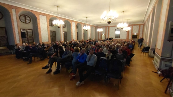 Der Städtische Festsaal mit vielen Besuchern, Dank Freiberger Forum e.V.
