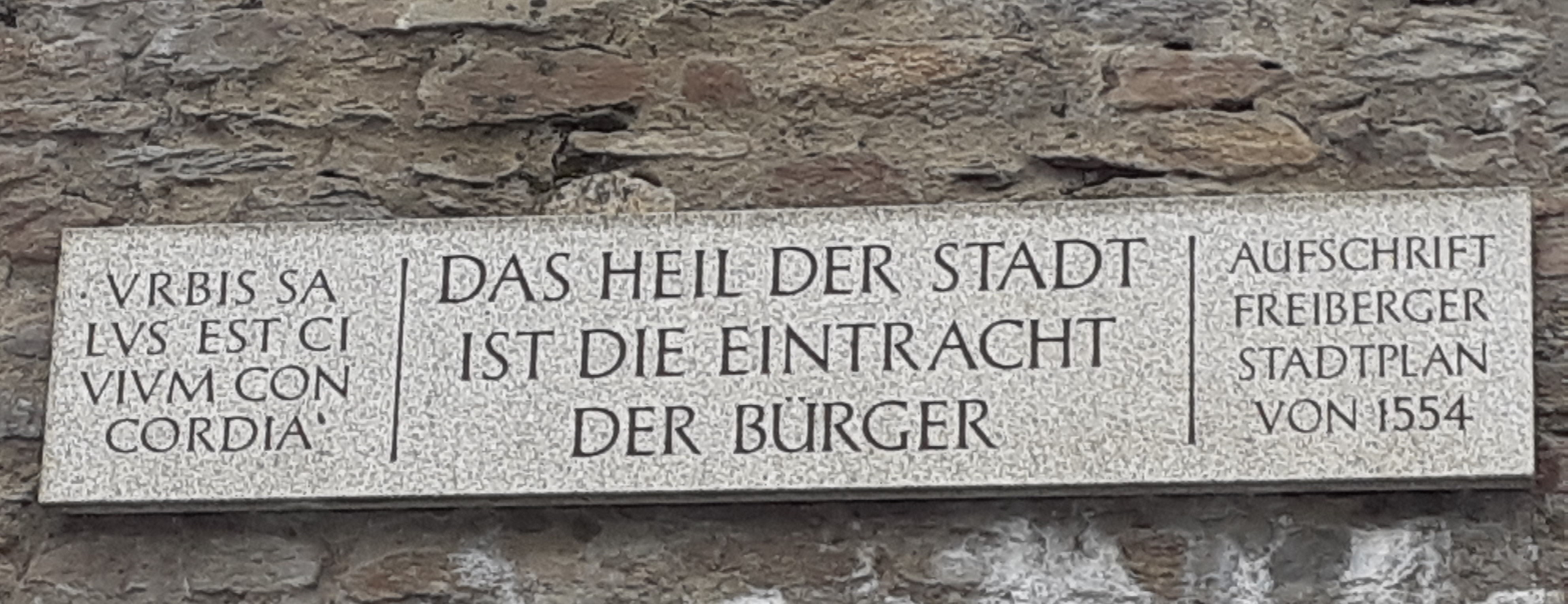 Inschrift an der Stadtmauer, Einfahrt zum Parkhaus Fischerstraße, Schillerstraße, "Das Heil der Stadt ist die Eintracht der Bürger" 
